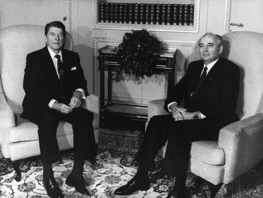 El presidente de los Estados Unidos de America Ronald Reagan (L) se reúne con el presidente de la Unión Soviética Mikhail Gorbachev (R) en Ginebra, durante una cumbre de dos días entre el superpoderes en Ginebra, Suiza,