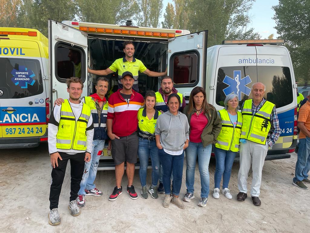 Marta Pérez López en el centro (de gris) rodeada por su equipo