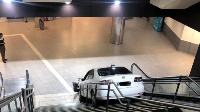 El coche robado en las escaleras del intercambiador de Plaza Elíptica El coche robado en las escaleras del intercambiador de Plaza Elíptica