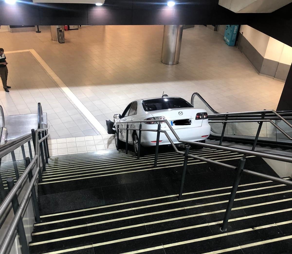El coche robado en las escaleras del intercambiador de Plaza Elíptica