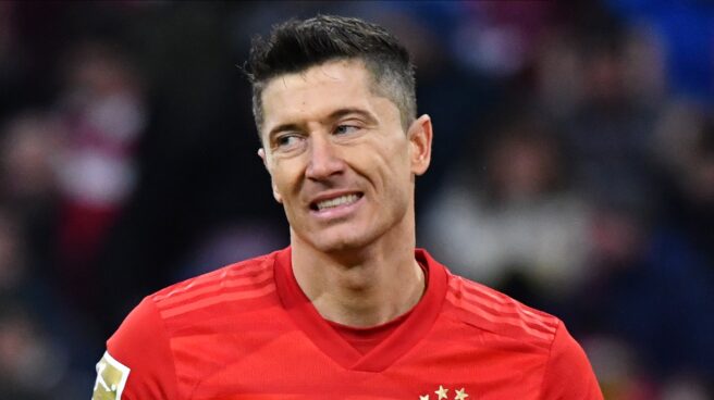 Robert Lewandowski del Bayern reacciona durante el partido de fútbol de la Bundesliga alemana entre el FC Bayern y el VfL Wolfsburg en Munich.