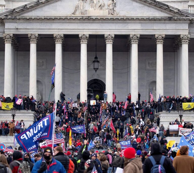 Siete años de cárcel para el primer condenado en el juicio por el asalto al Capitolio de Estados Unidos