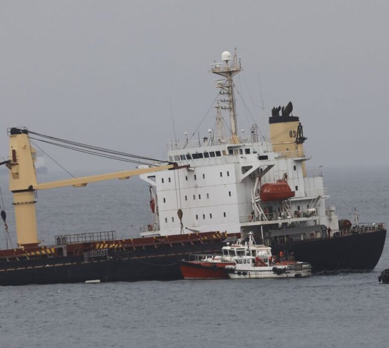Alarma en la costa de Algeciras: fuga de aceite en el buque partido en dos