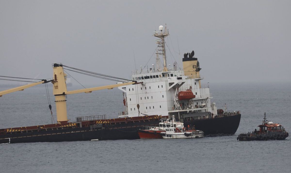 Alarma en la costa de Algeciras: fuga de aceite en el buque partido en dos