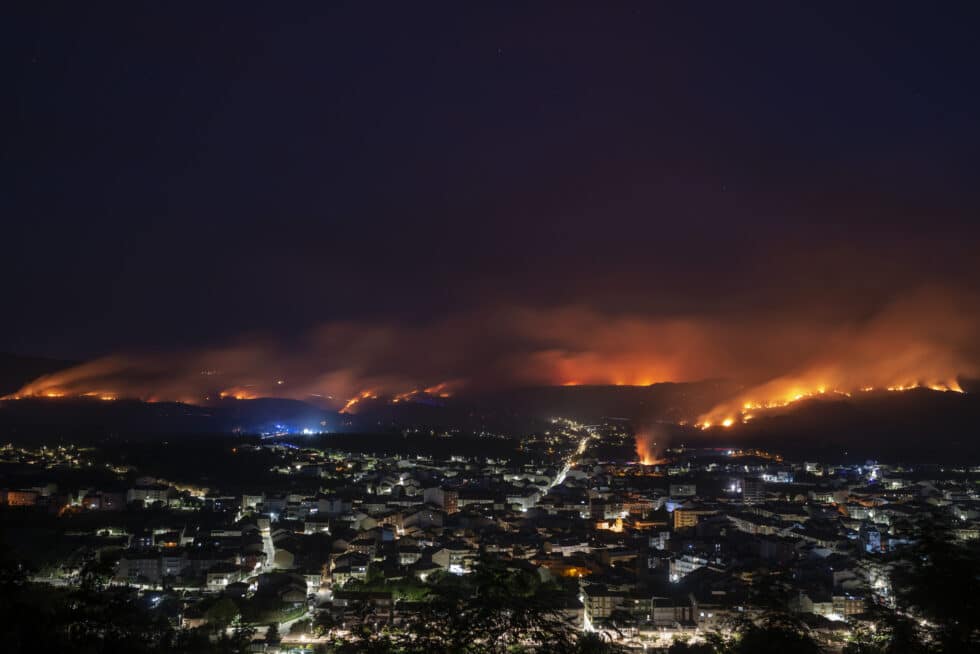 El incendio de Verín, en Ourense, que comenzó a las cuatro de la tarde y que contabilizó cerca de diez focos, ha arrasado ya 470 hectáreas y sigue sin control.