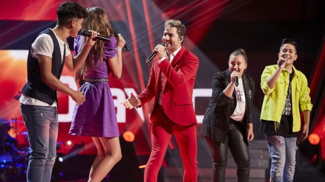 David Bisbal, coach del programa La Voz (Antena 3), cantando junto a su equipo