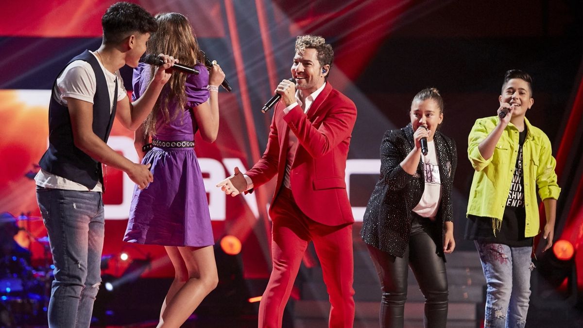 David Bisbal, coach del programa La Voz (Antena 3), cantando junto a su equipo