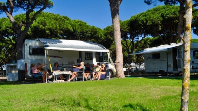 Una familia junto a una autocaravana. Una familia junto a una autocaravana.