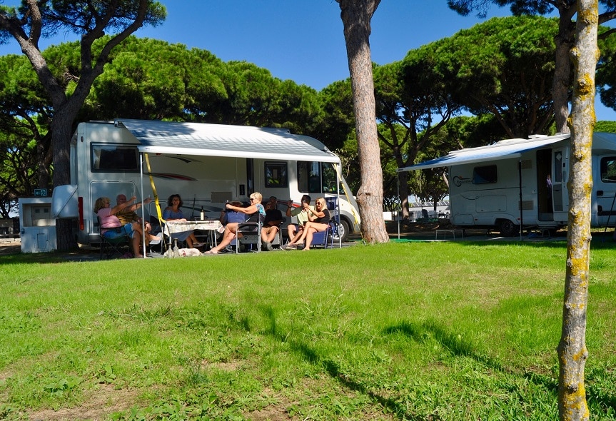 Una familia junto a una autocaravana.