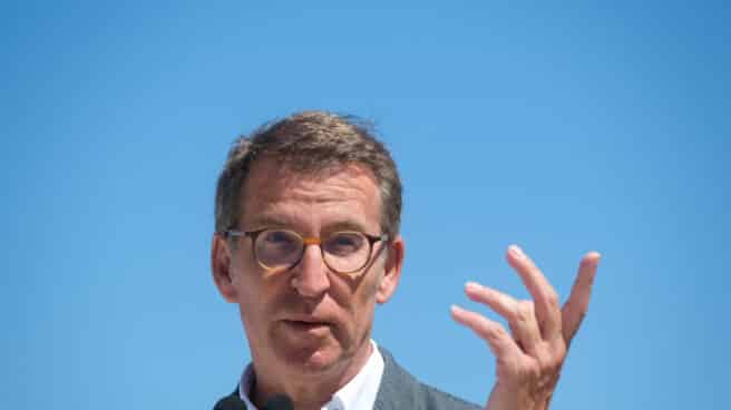 El presidente del Partido Popular, Alberto Núñez Feijóo, interviene durante su visita a Porto do Son (A Coruña) este jueves. El presidente del Partido Popular, Alberto Núñez Feijóo, interviene durante su visita a Porto do Son (A Coruña) este jueves.
