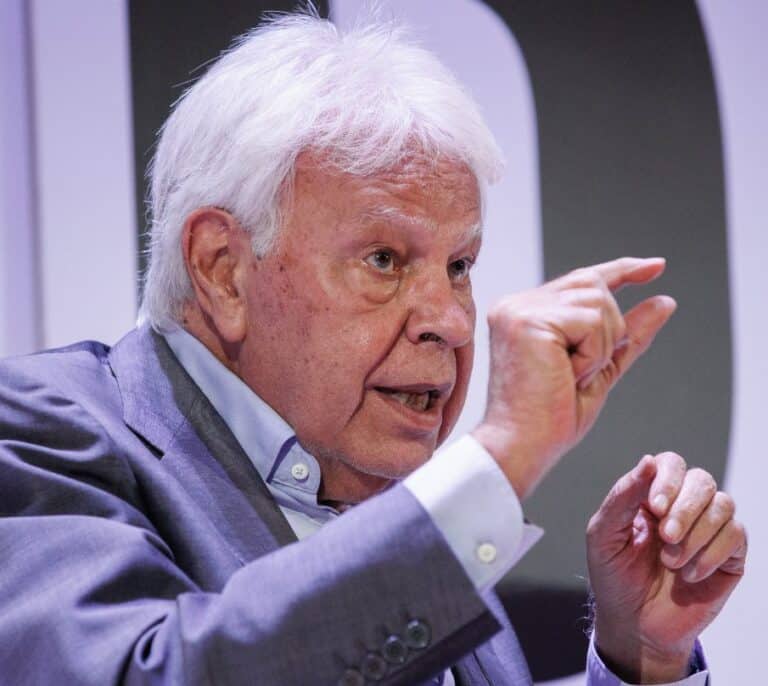 Felipe González defiende la "intachable integridad moral" de Griñán y asegura que volvería a ser ministro suyo