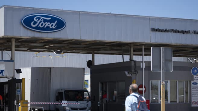 Logo de Ford en la entrada de la fábrica de Almussafes (Valencia)