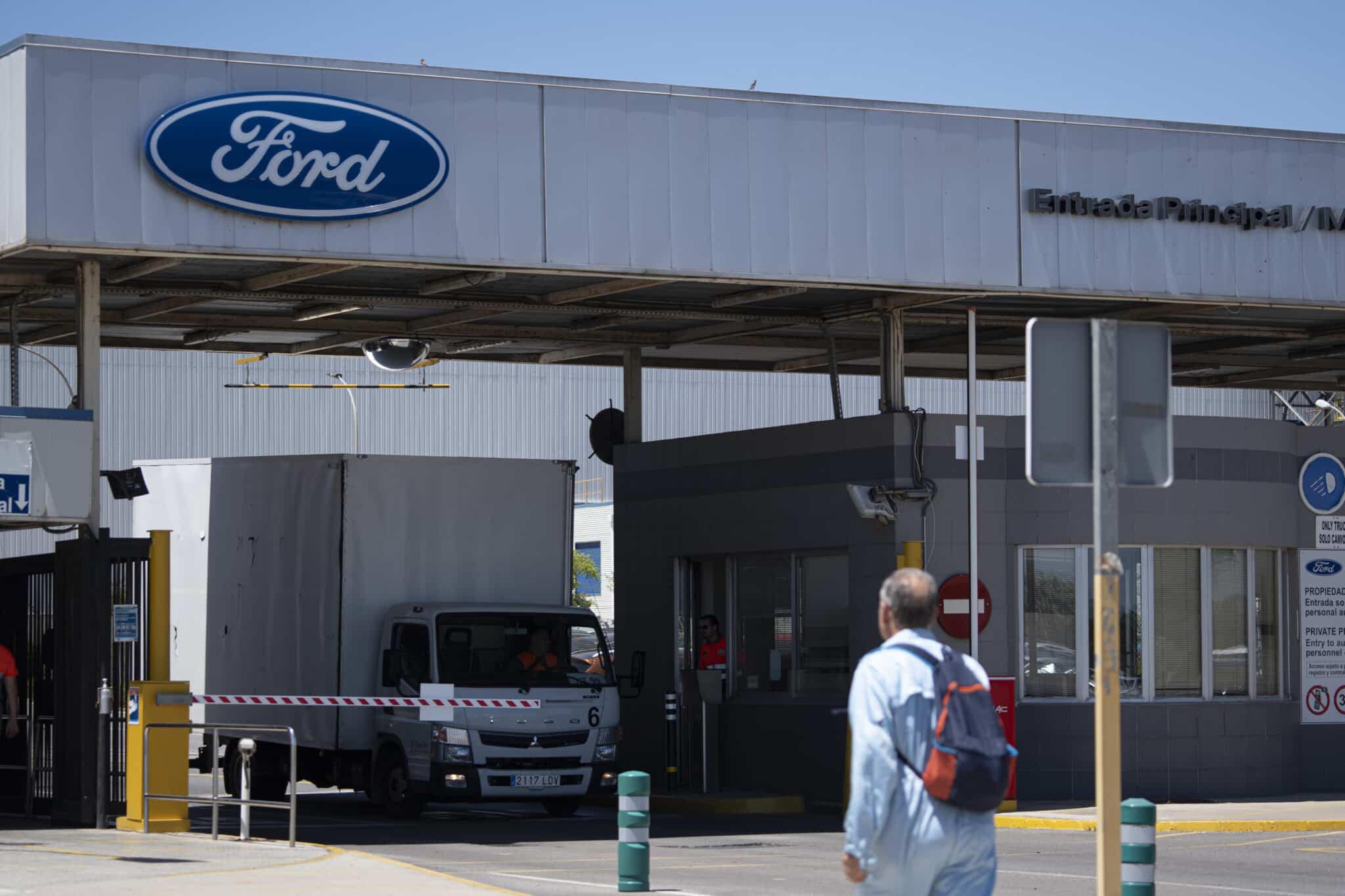Logo de Ford en la entrada de la fábrica de Almussafes (Valencia)