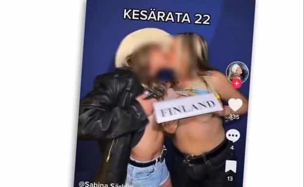 La imagen de dos mujeres en topless besándose en la residencia oficial de la primera ministra de Finlandia