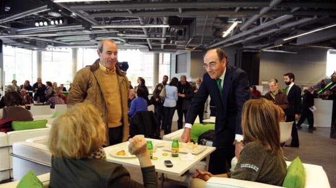 El presidente de Iberdrola, Ignacio Galán, con los accionistas