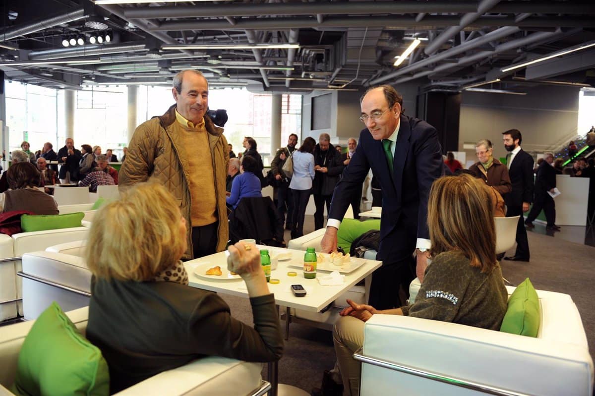 El presidente de Iberdrola, Ignacio Galán, con los accionistas