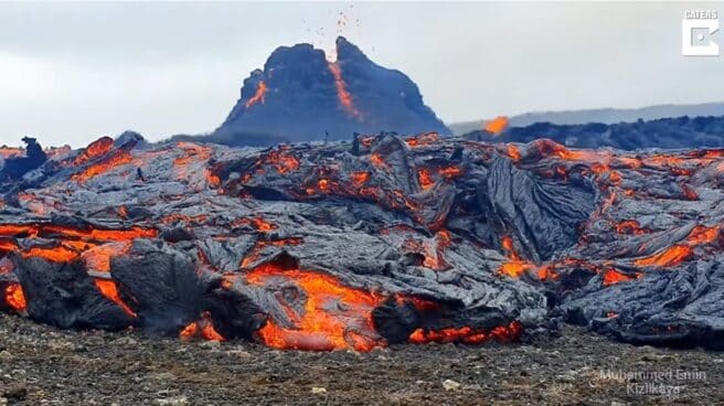 Este hombre se sube al volcán Fagradalsfjall para capturar de cerca estas impresionantes imágenes de su erupción