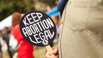 El estado de Kansas aprueba en un referéndum defender el derecho al aborto