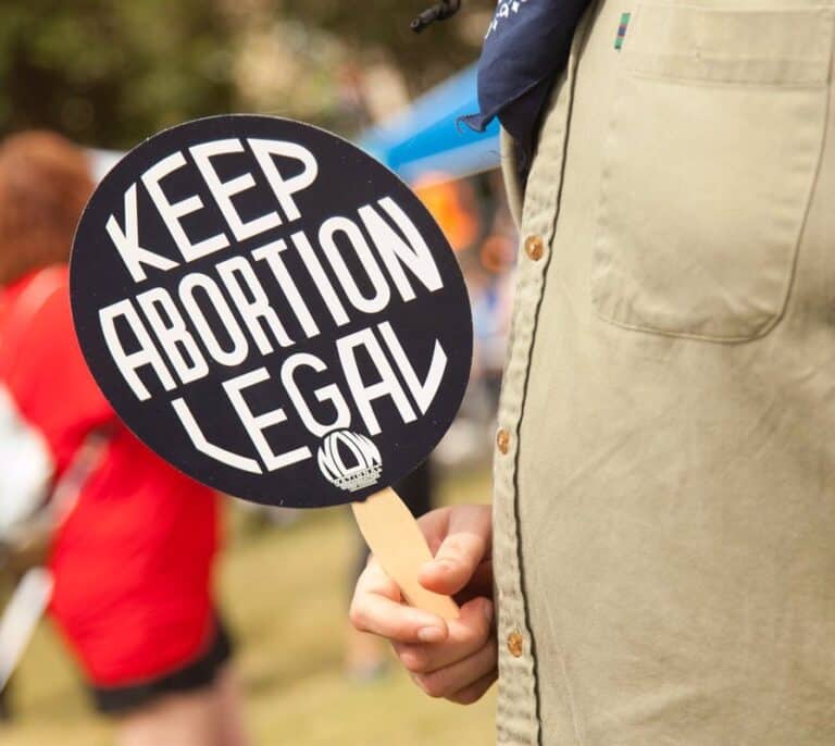 El estado de Kansas aprueba en un referéndum defender el derecho al aborto
