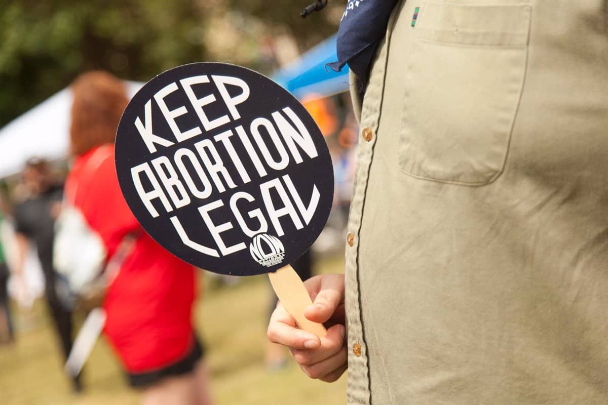 El estado de Kansas aprueba en un referéndum defender el derecho al aborto