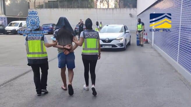 Agentes de la Policía Nacional, tras detener a uno de los yihadistas en Mataró (Barcelona).