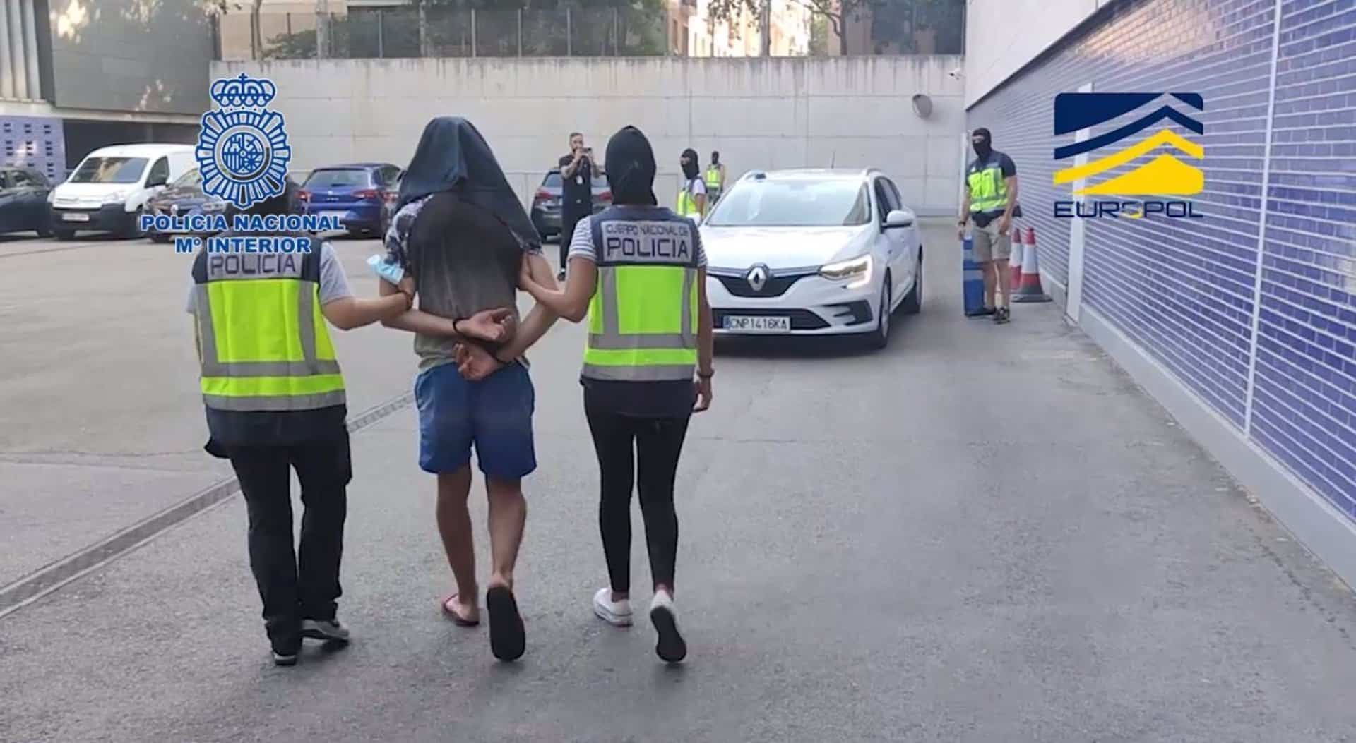 Agentes de la Policía Nacional, tras detener a uno de los yihadistas en Mataró (Barcelona).