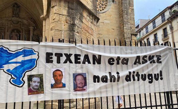 Pancarta a favor de la excarcelación de presos de ETA en la Parte Vieja donostiarra