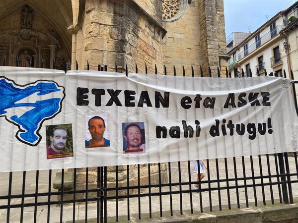 Pancarta a favor de la excarcelación de presos de ETA en la Parte Vieja donostiarra
