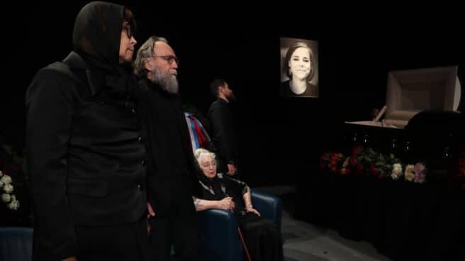 Alexander Dugin, en el funeral de su hija Daria en Moscú.