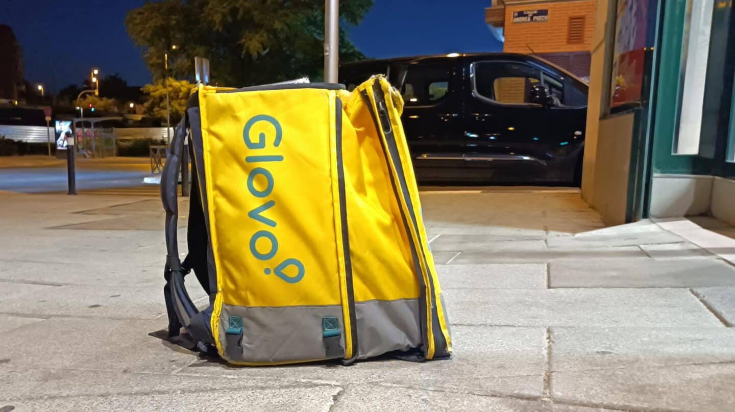 Una mochila de un repartidor que trabaja para Glovo.