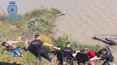 Una cadena humana salva de morir ahogada a una mujer en el Guadalquivir