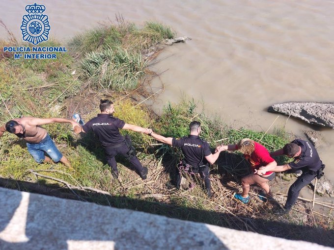 Cadena humana en el río Guadalquivir.