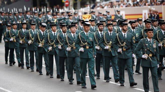 macroplan-pensiones-funcionarios-pierde-6355-millones-caída-mercados Guardias civiles en un desfile del 12 de octubre en Madrid.