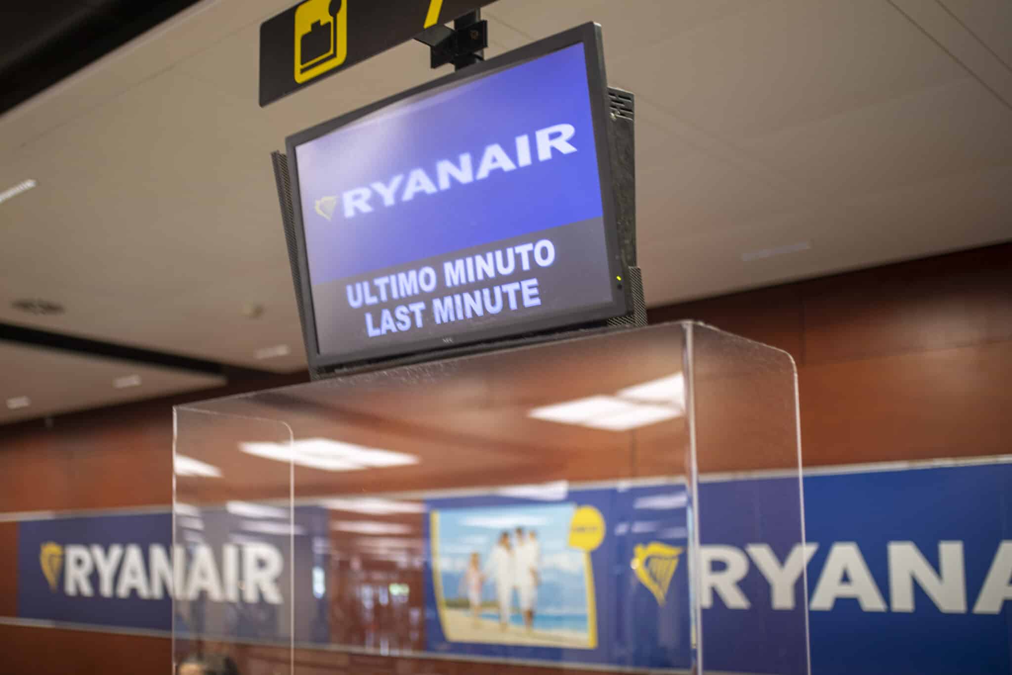 Una pantalla en una ventanilla de Ryanair en el Aeropuerto Josep Tarradellas Barcelona-El Prat.