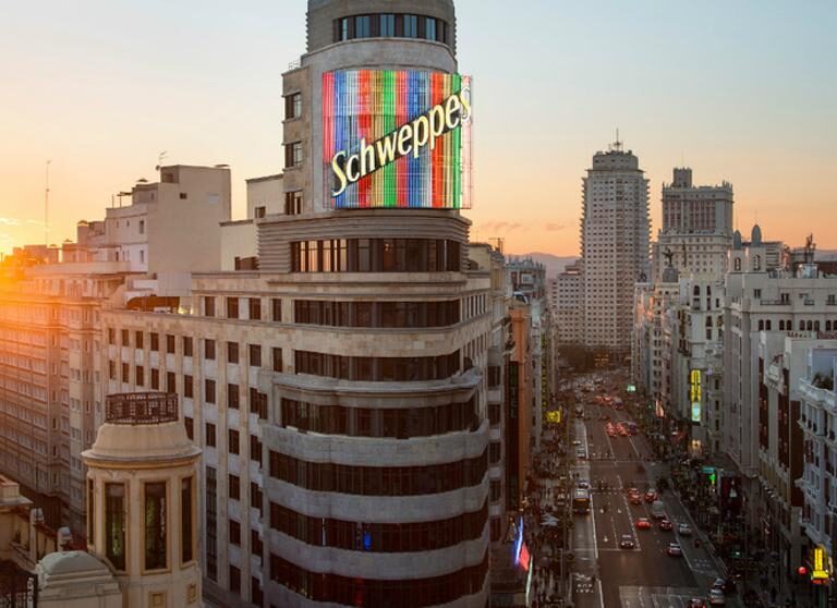 El icónico neón de Schweppes en Madrid cumple 50 años