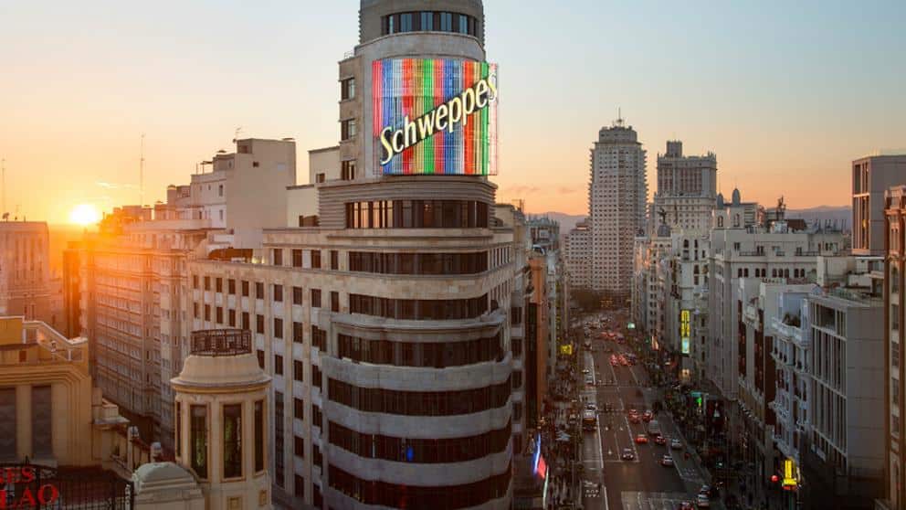 El icónico neón de Schweppes en Madrid cumple 50 años