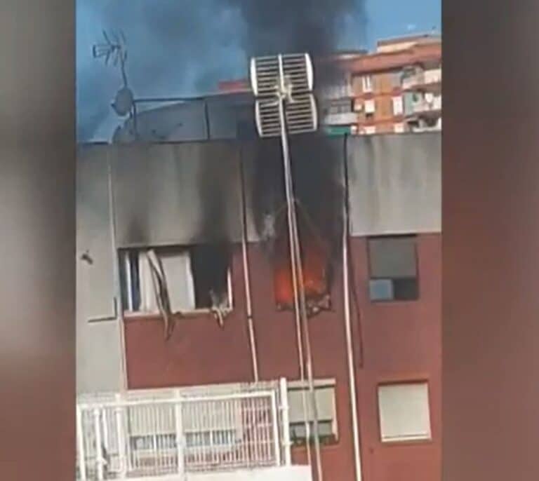 Dos menores en estado crítico tras saltar desde un quinto piso en llamas al vacío