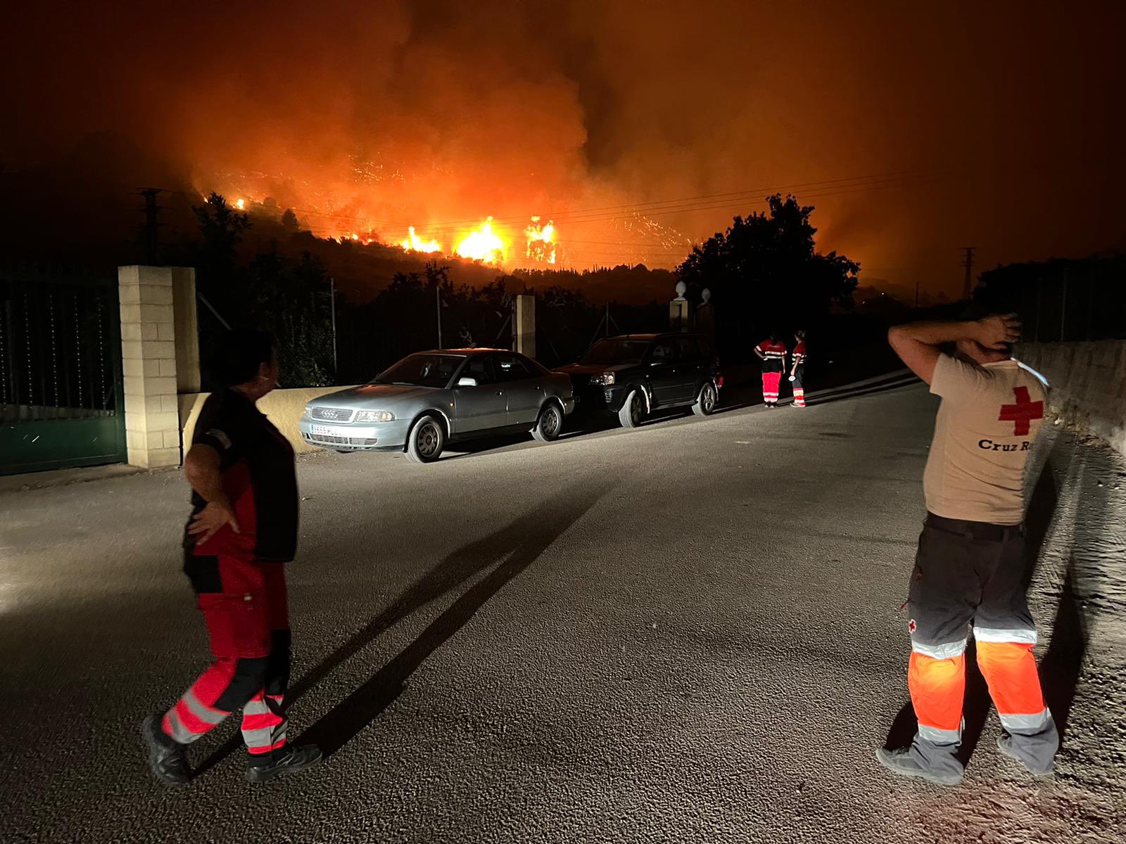 Cerca de cincuenta personas abandonan sus casas por el fuego en Vall d'Ebo (Alicante)