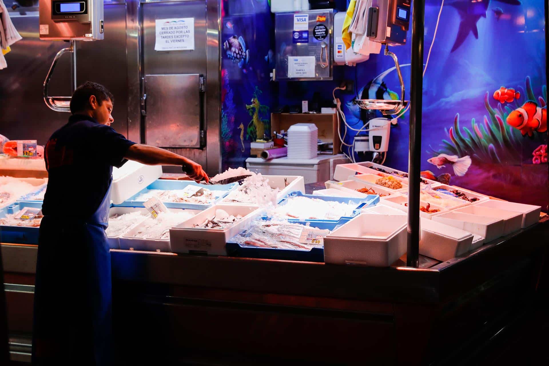 Un trabajador en una pescadería de Madrid.