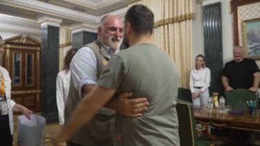Zelenski pone una placa del chef español José Andrés en el Paseo de los Valientes de Kiev