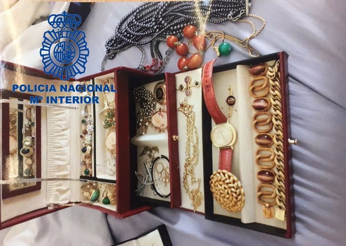 Estuches con las joyas recuperadas.