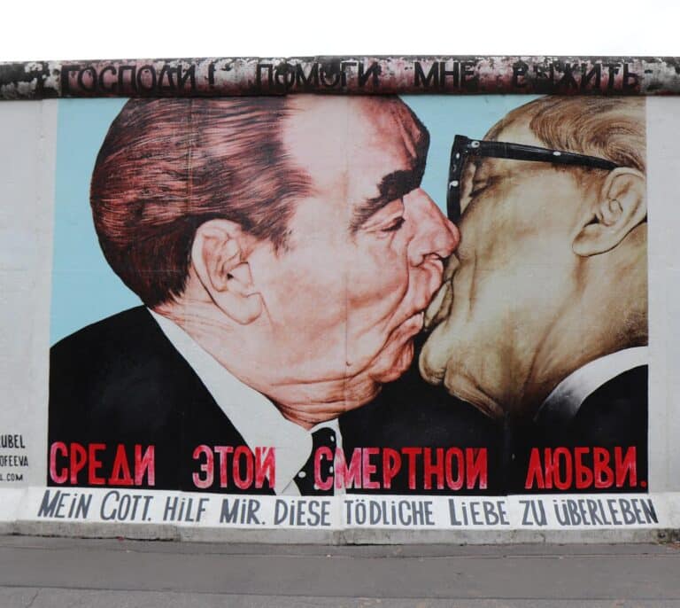 Fallece el autor del mural del beso entre Brézhnev y Erich Honecker de Berlín