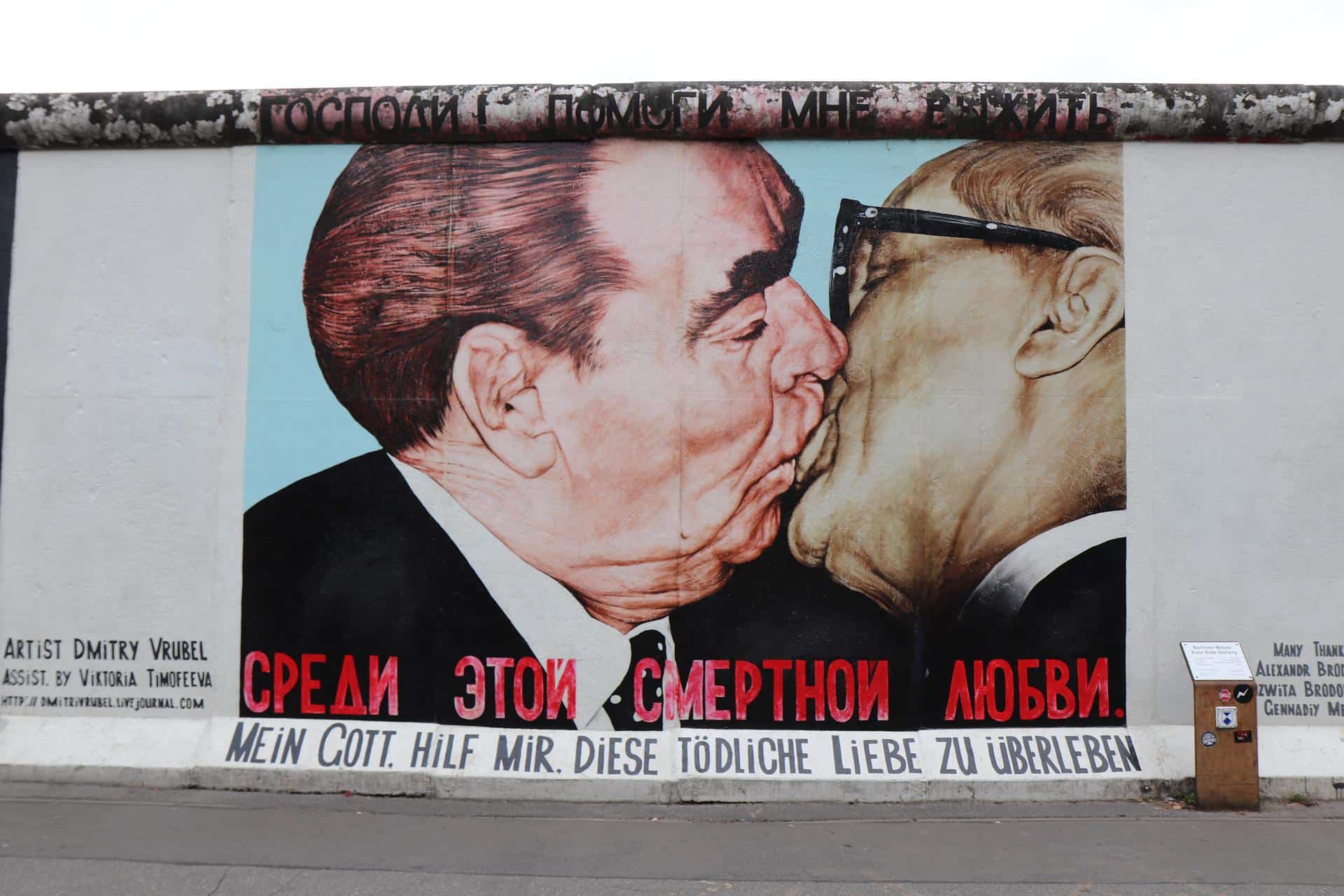 Fallece el autor del mural del beso entre Brézhnev y Erich Honecker de Berlín