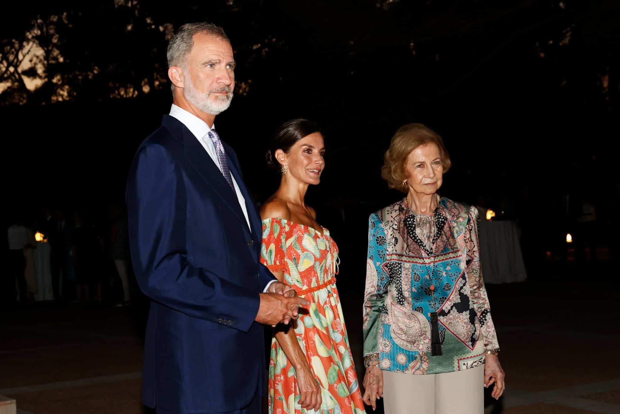 La Reina, entre el Rey y doña Sofía en el Palacio de Miravent.