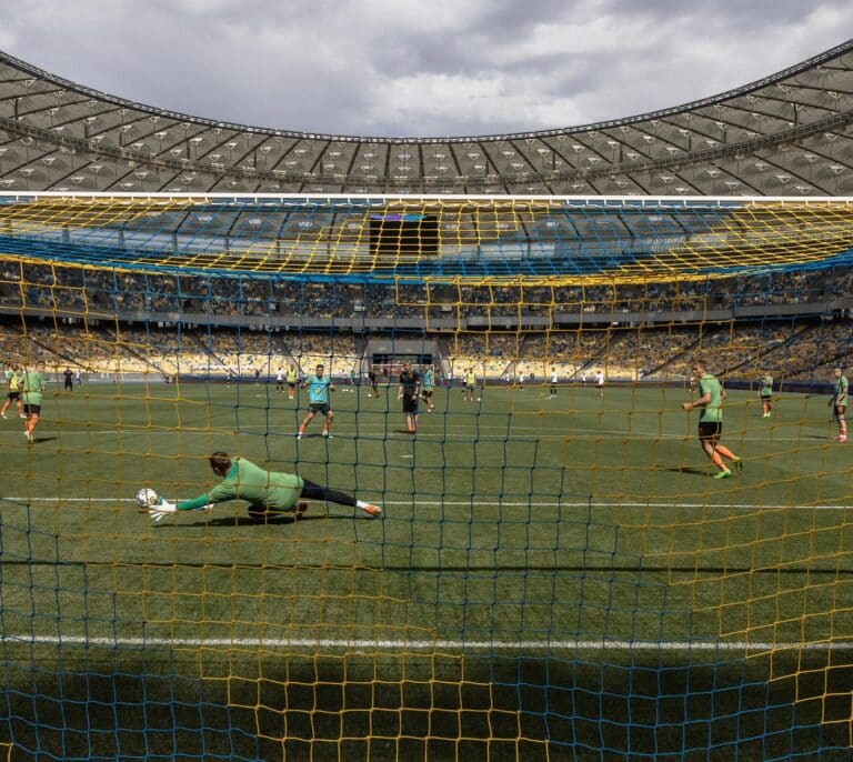 La Liga ucraniana vuelve a disputarse con gradas vacías, sirenas y búnkeres en cada estadio