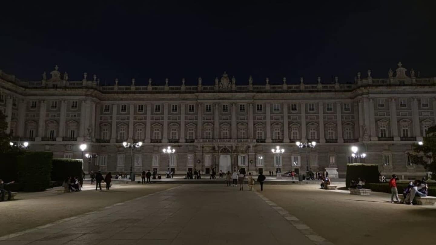 La Alhambra, Santiago de Compostela, el Palacio Real... la España monumental, dividida entre luces y sombras