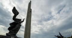 Letonia derriba el mayor monumento soviético de Riga entre celebraciones y protestas