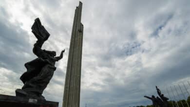 Letonia derriba el mayor monumento soviético de Riga entre celebraciones y protestas