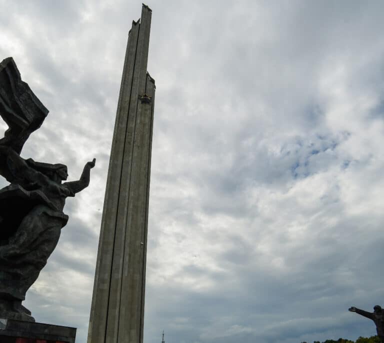 Letonia derriba el mayor monumento soviético de Riga entre celebraciones y protestas
