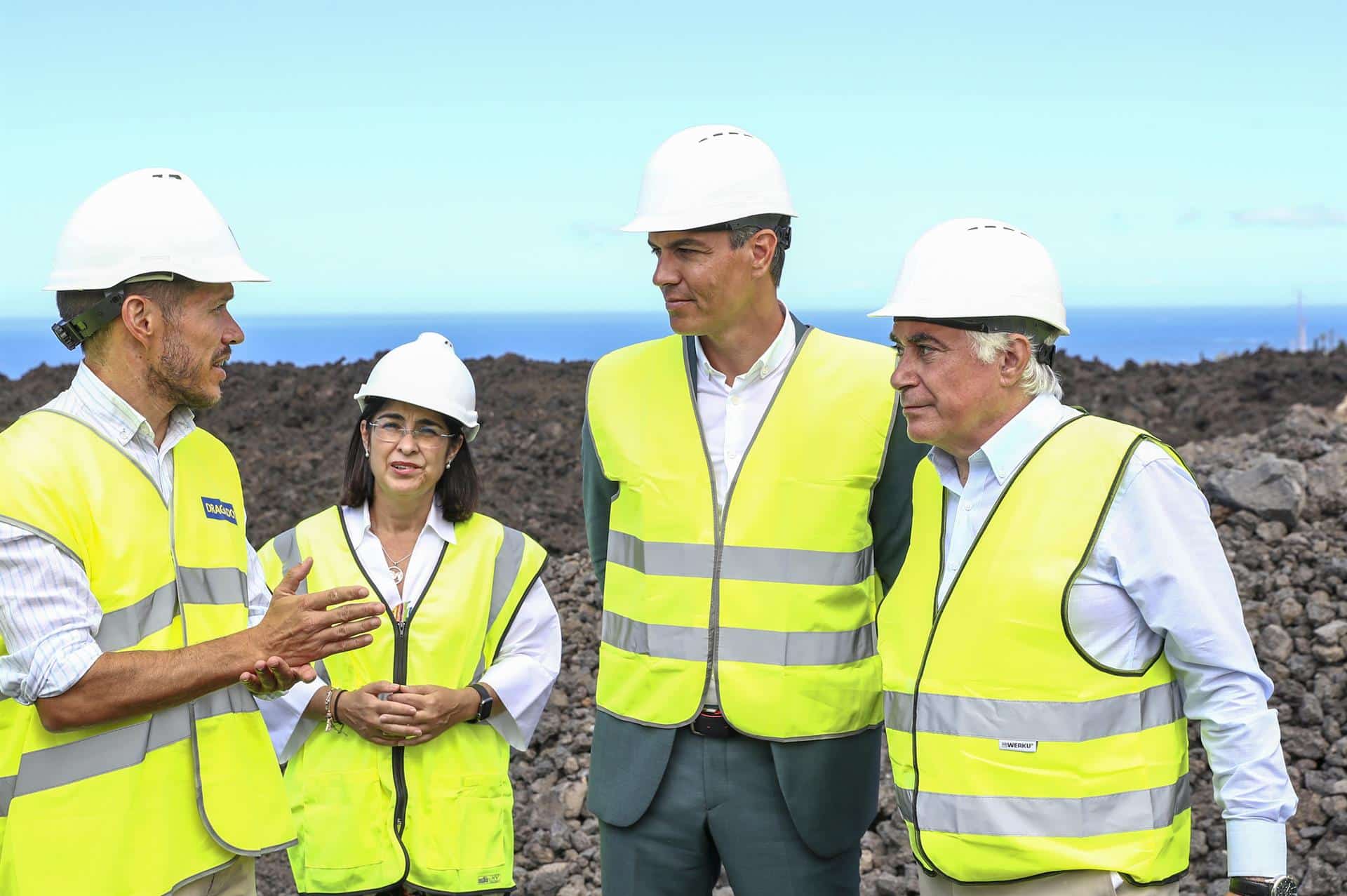 Pedro Sánchez, con chaleco y casco en la isla de La Palma.